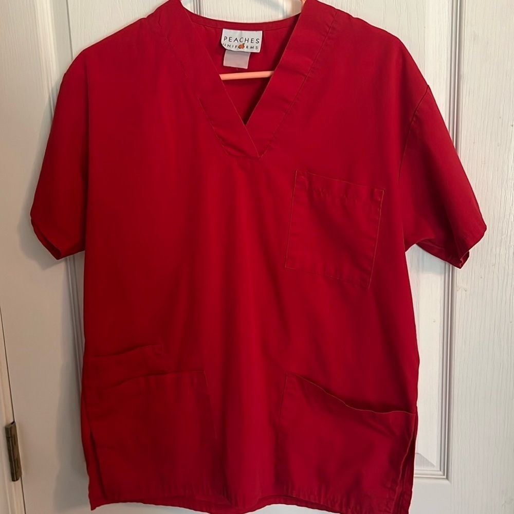 Peaches Uniforms Ted scrub top . 4 pockets. Vneck szS